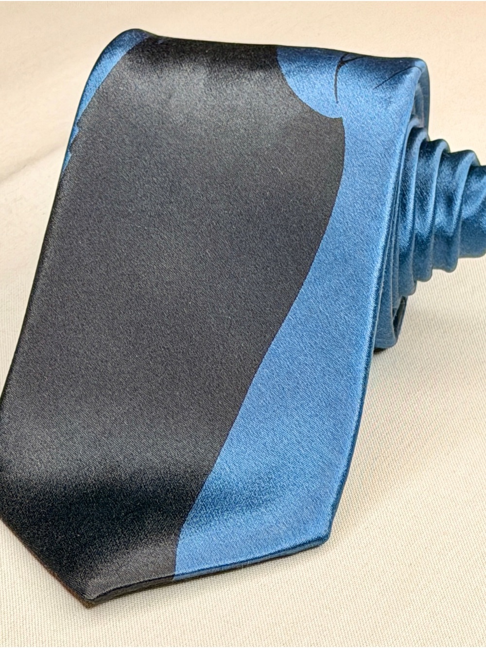 Rare Oscar de la Renta 100% Silk Designer Tie – Blue & Black Art Deco